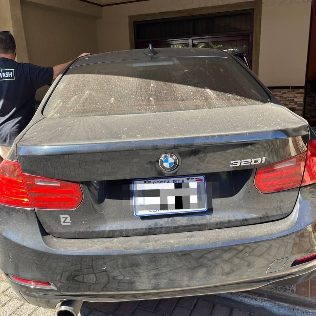 BMW 320i gris opaco por el polvo antes del lavado detallado