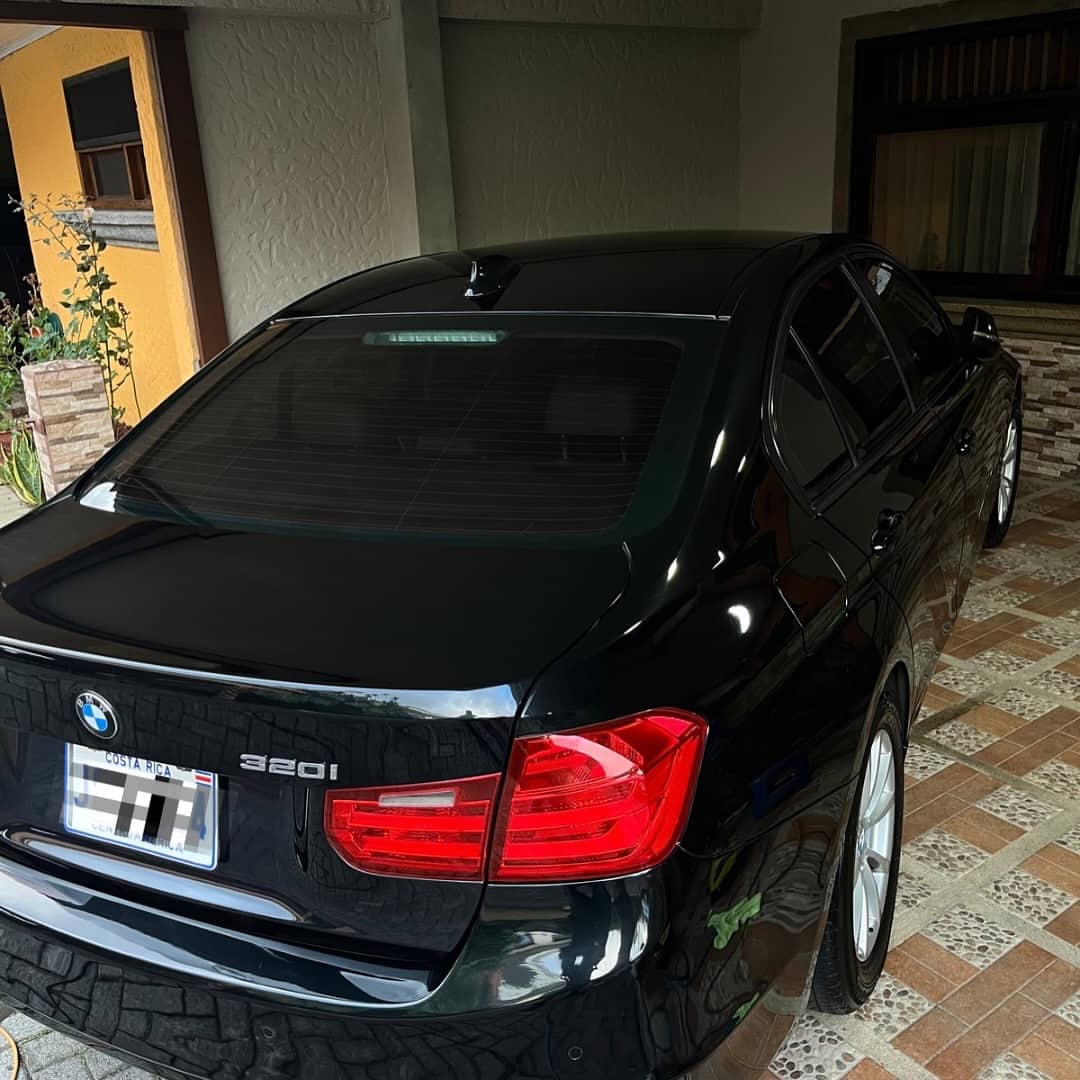 El mismo BMW 320i con la pintura negra en acabado espejo