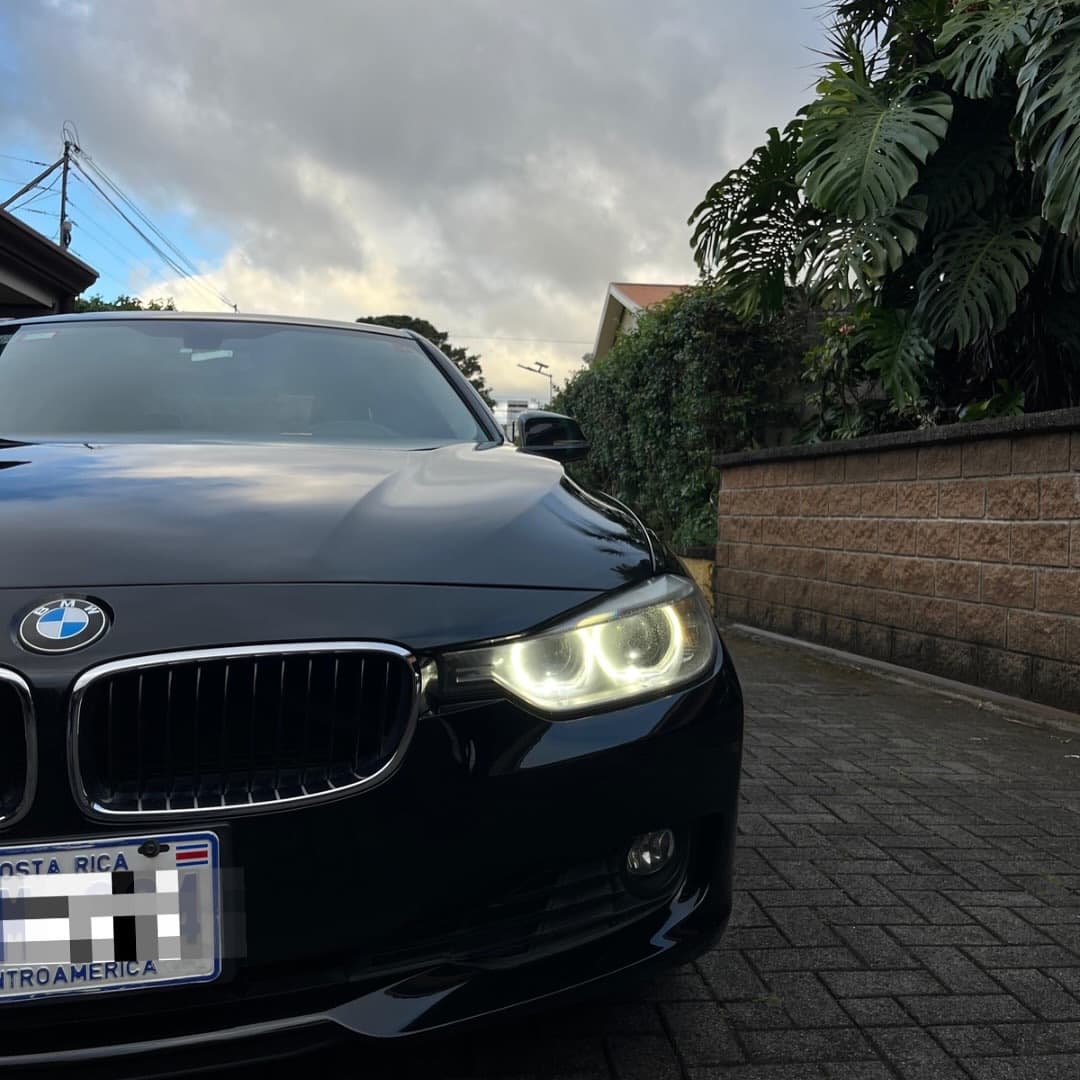 BMW 320i negro recién entregado, al atardecer