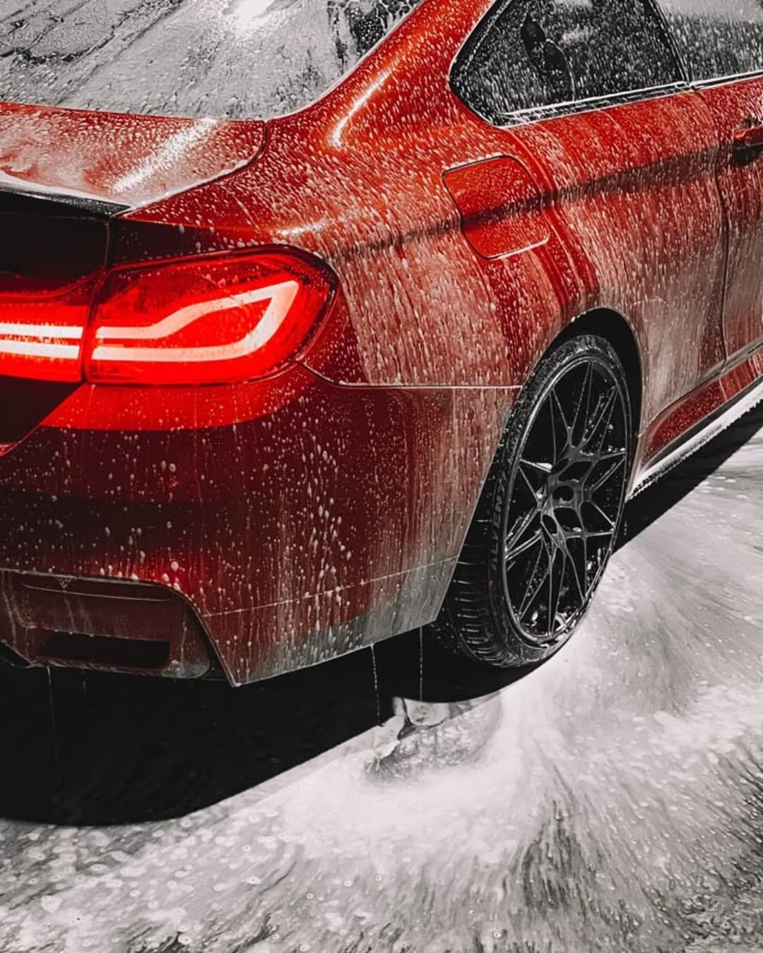 Parte trasera de un BMW M4 rojo cubierto de espuma